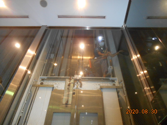 シースルーエレベーターのガラス清掃